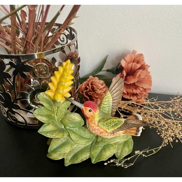 Allen's Bronson Collection, Hummingbird with Aphelandra Flower, looks so natural - Picture 5 of 16